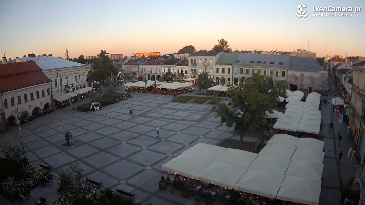 KIELCE - widok na rynek - 14 sierpień 2026, 19:53