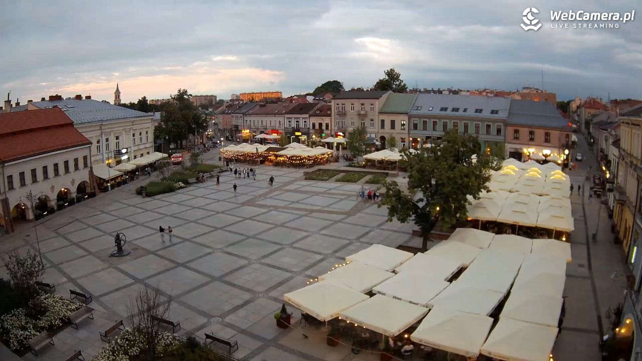 KIELCE - widok na rynek - 04 sierpień 2025, 20:23