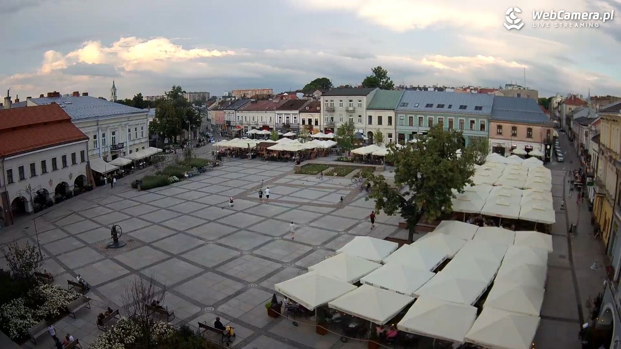 KIELCE - widok na rynek - 03 sierpień 2025, 19:47