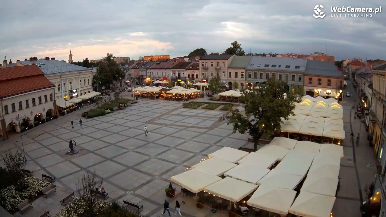 KIELCE - widok na rynek - 04 sierpień 2025, 20:21