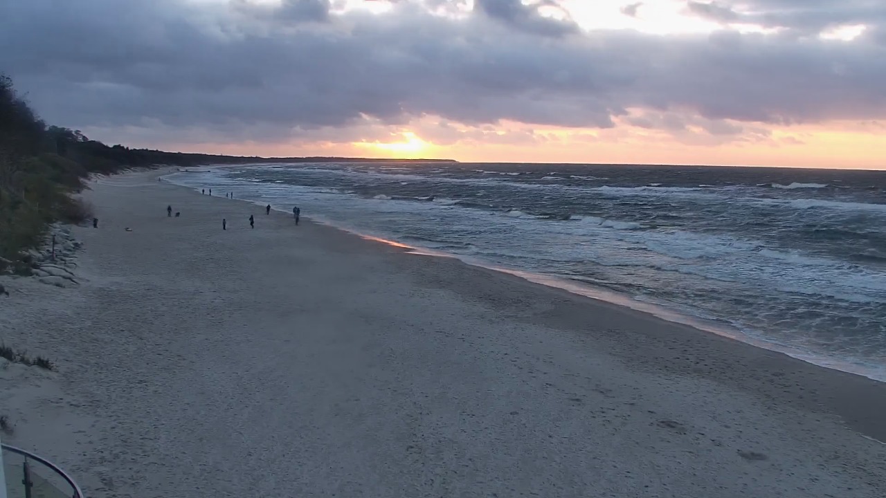 Kołobrzeg - widok na plażę zachodnią - 14 październik 2026, 15:50