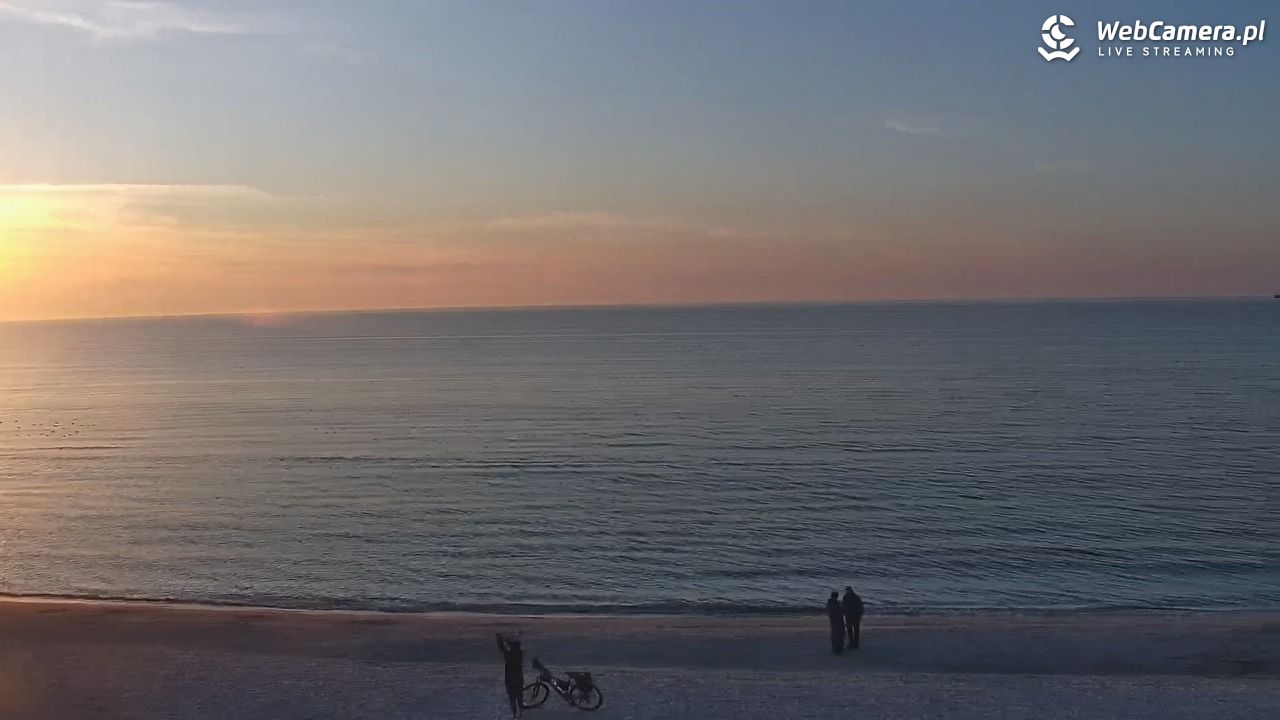 Kołobrzeg - widok na plażę zachodnią - 17 kwiecień 2026, 19:45