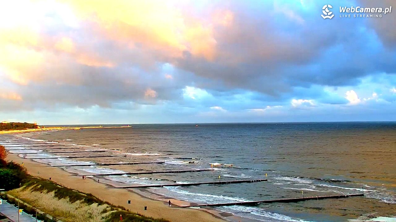 KOŁOBRZEG - widok na plażę - 17 wresień 2026, 06:57