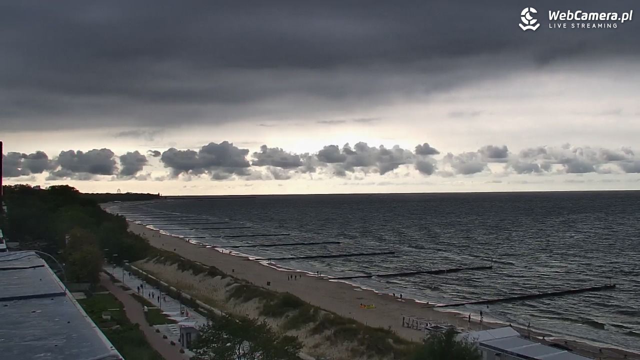 KOŁOBRZEG - widok na plażę - 01 sierpień 2026, 17:55
