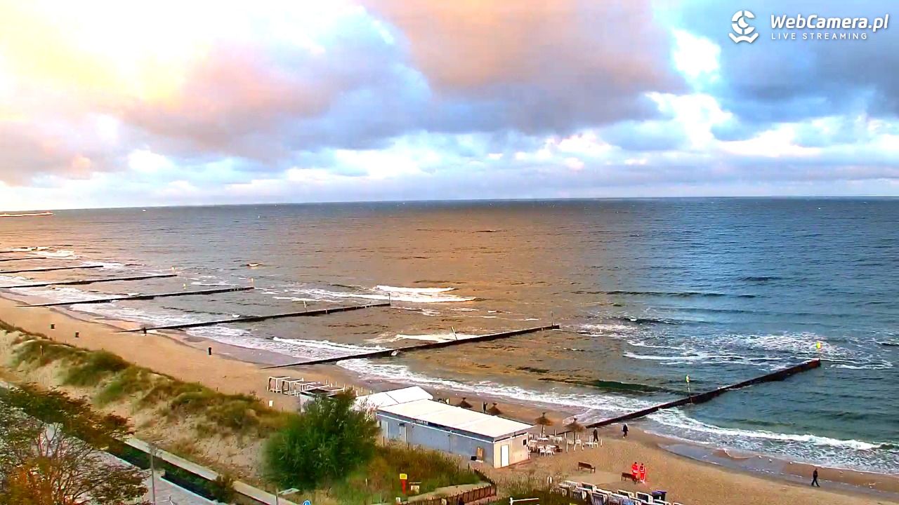 KOŁOBRZEG - widok na plażę - 17 wresień 2026, 06:57