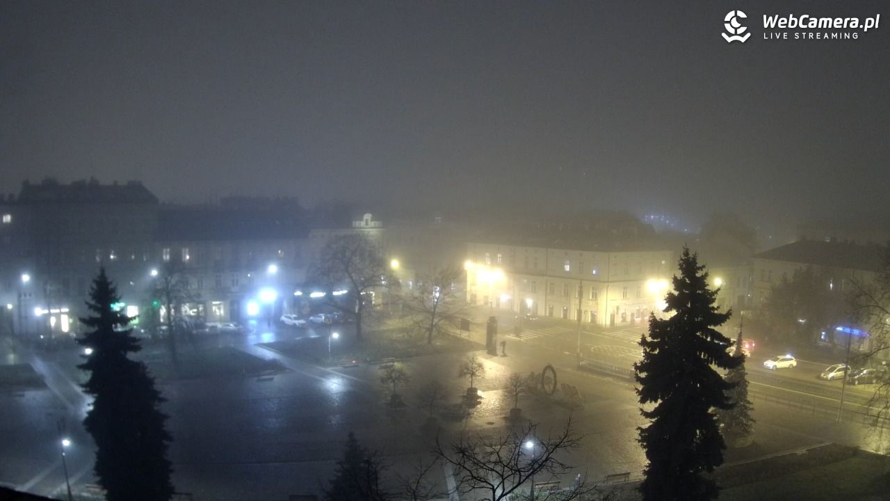 Kraków - widok na rynek Podgórski - 04 grudzień 2025, 21:03