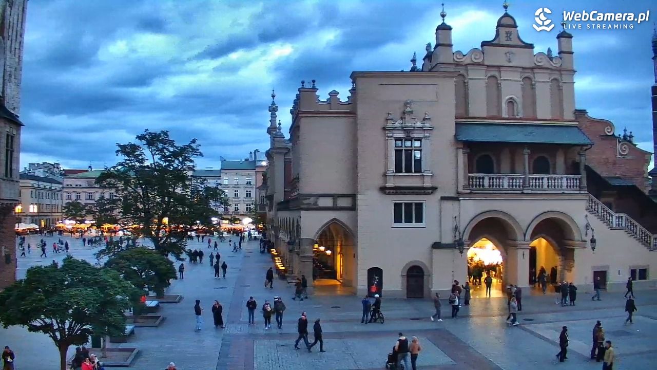 Kraków - widok na Rynek Główny - 25 październik 2025, 17:36