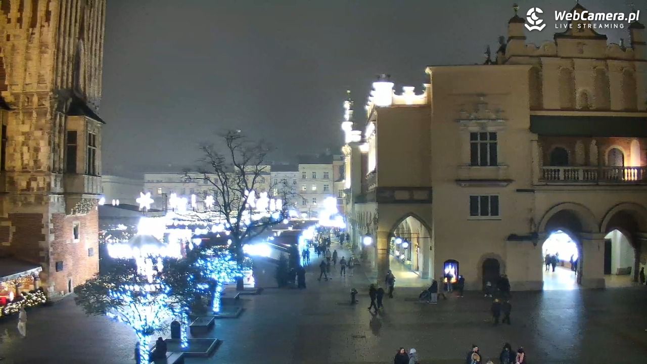 Kraków - widok na Rynek Główny - 16 grudzień 2025, 19:12