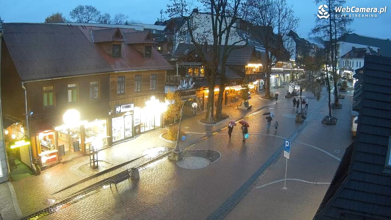 Krupówki Dolne - widok na deptak - 03 listopad 2025, 16:26