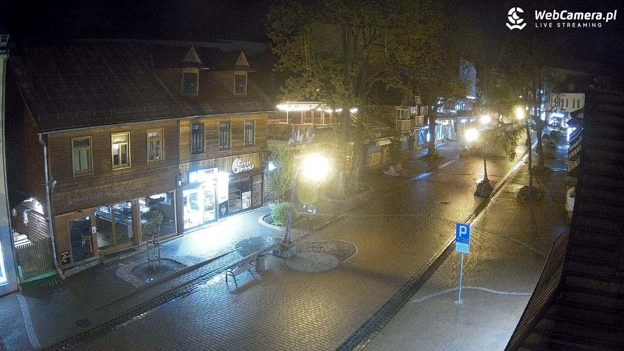 Krupówki Dolne - widok na deptak - 15 maj 2025, 23:41