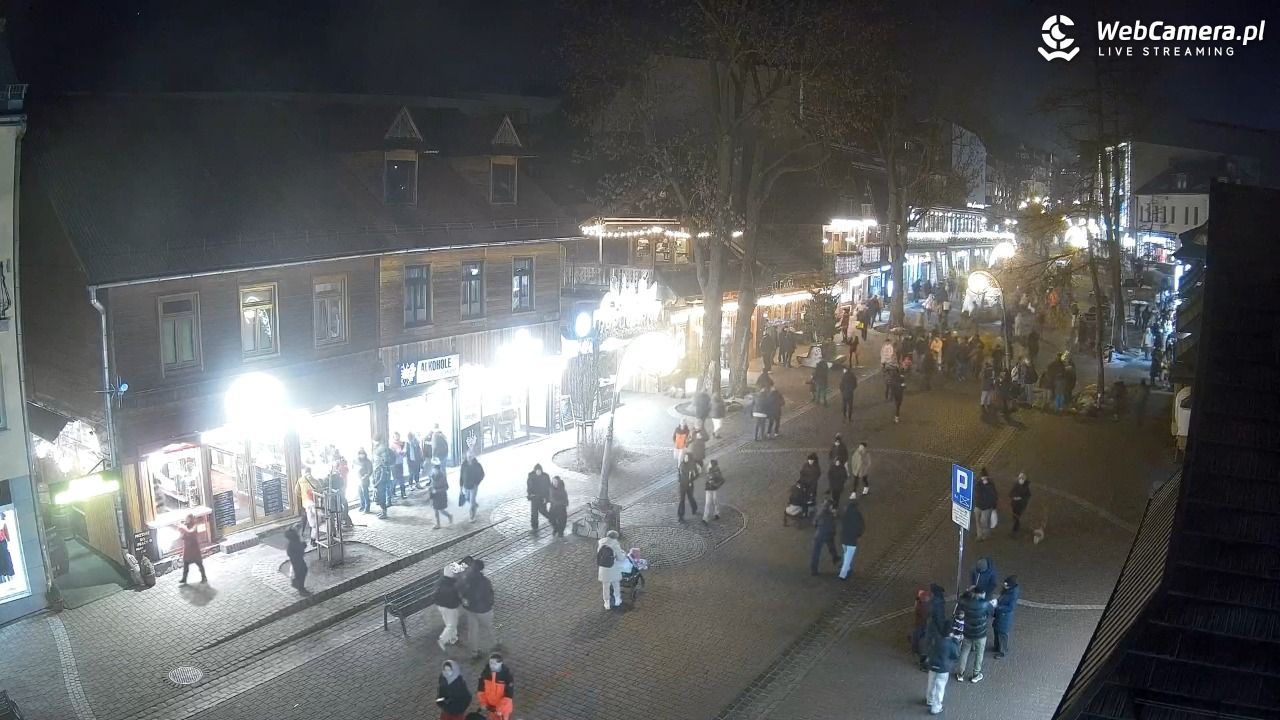 Krupówki Dolne - widok na deptak - 22 grudzień 2025, 18:44