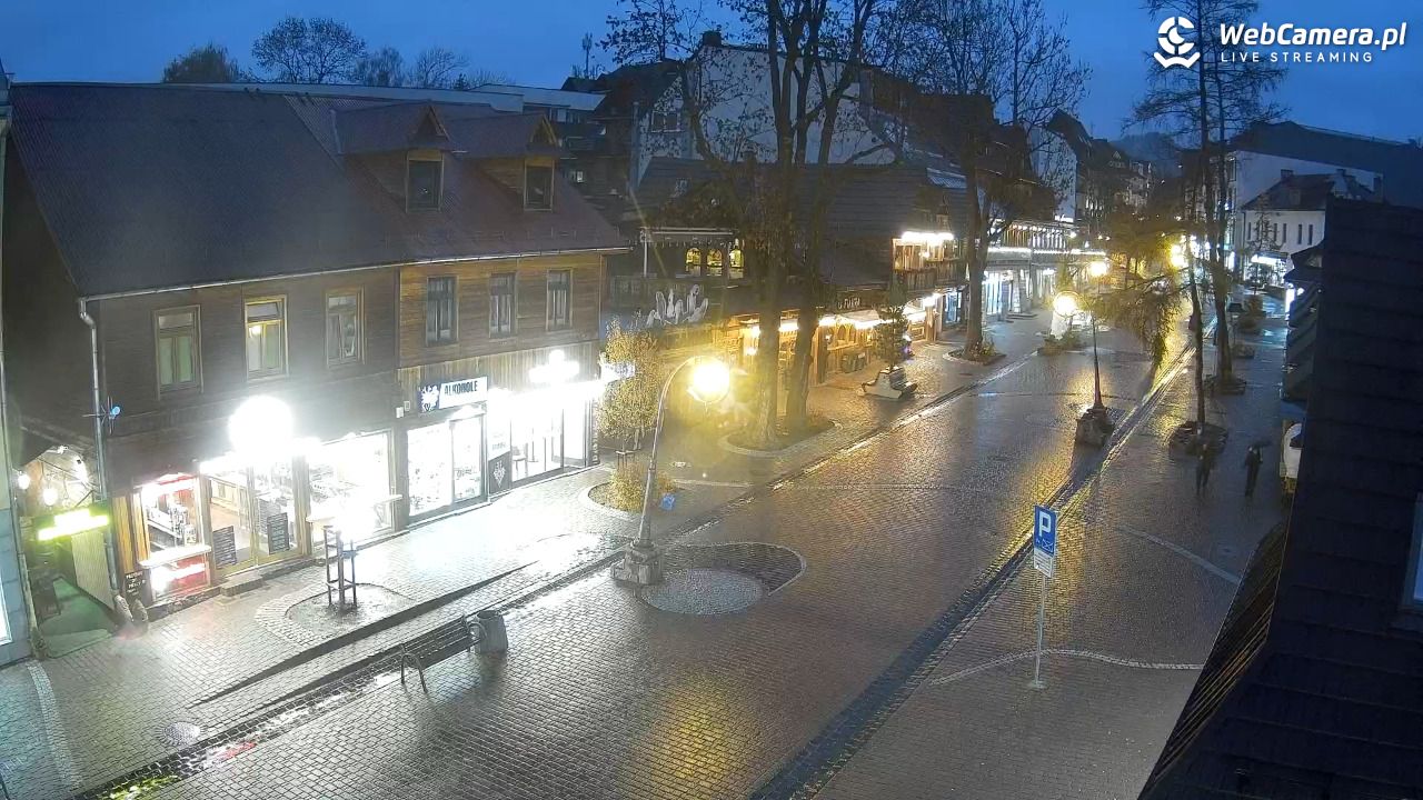 Krupówki Dolne - widok na deptak - 03 listopad 2025, 16:33