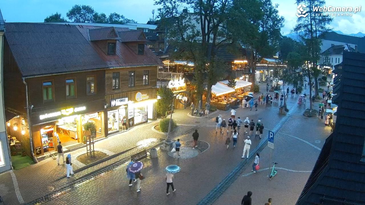 Krupówki Dolne - widok na deptak - 24 lipiec 2025, 20:26