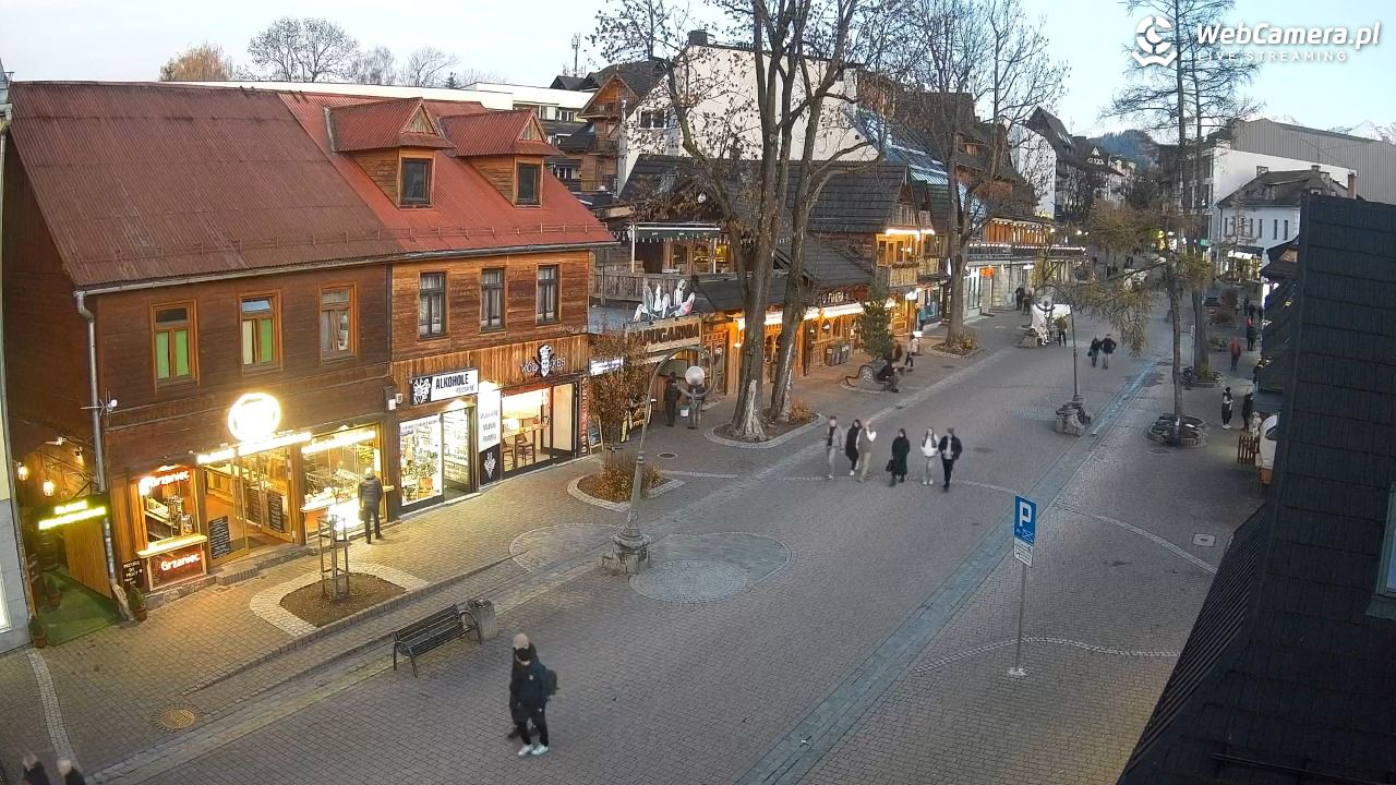 Krupówki Dolne - widok na deptak - 05 listopad 2025, 16:23