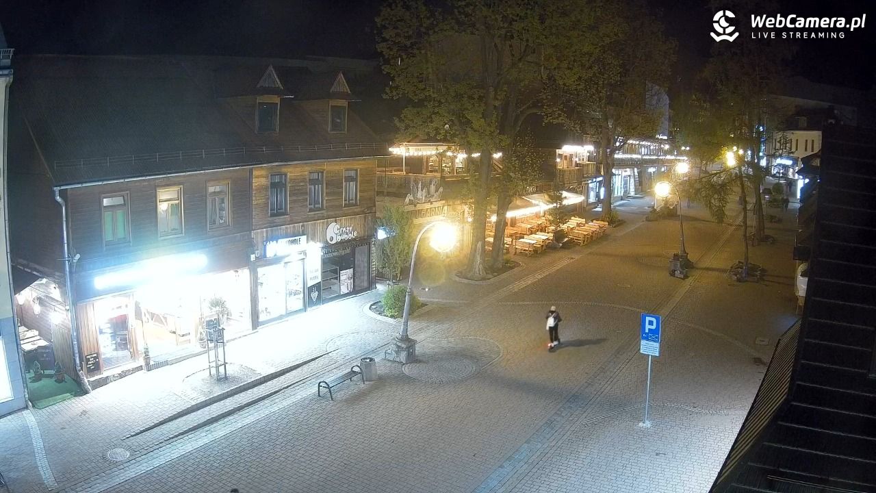 Krupówki Dolne - widok na deptak - 16 maj 2025, 21:36