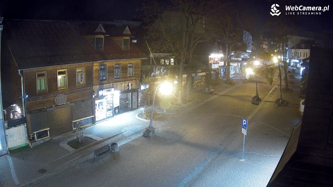 Krupówki Dolne - widok na deptak - 04 listopad 2025, 23:20