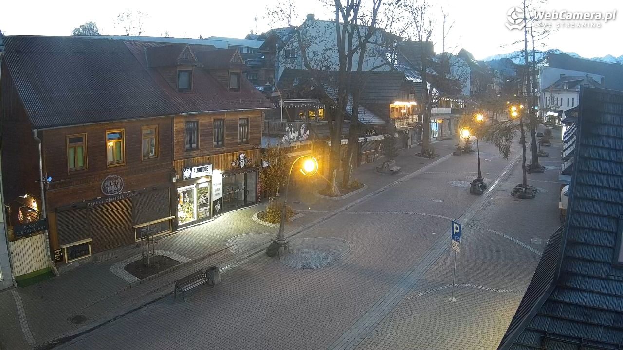 Krupówki Dolne - widok na deptak - 05 listopad 2025, 06:16