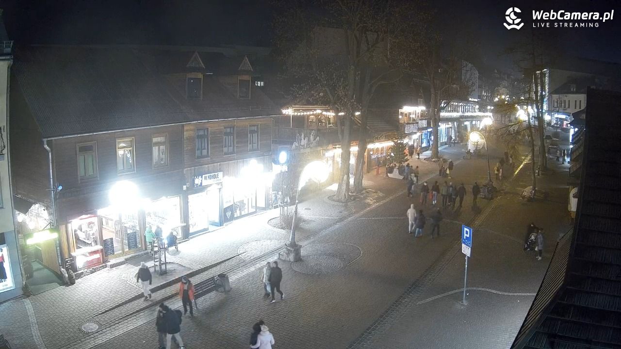 Krupówki Dolne - widok na deptak - 22 grudzień 2025, 20:34