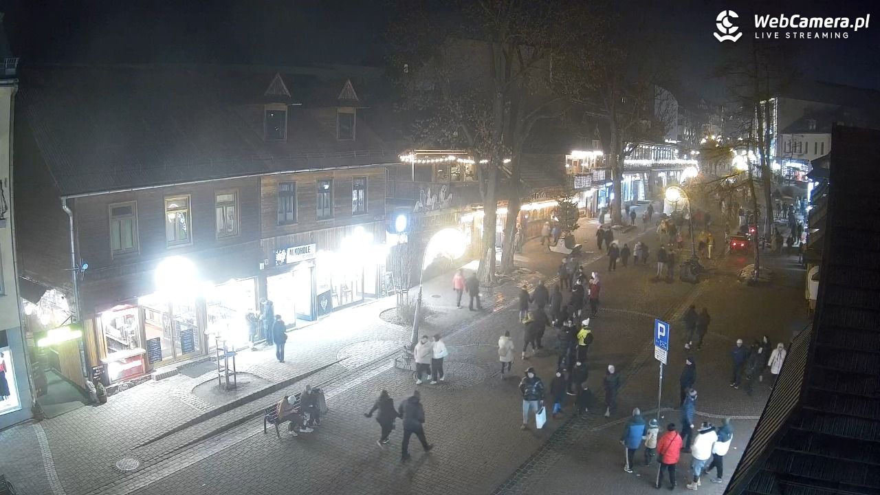 Krupówki Dolne - widok na deptak - 22 grudzień 2025, 19:35