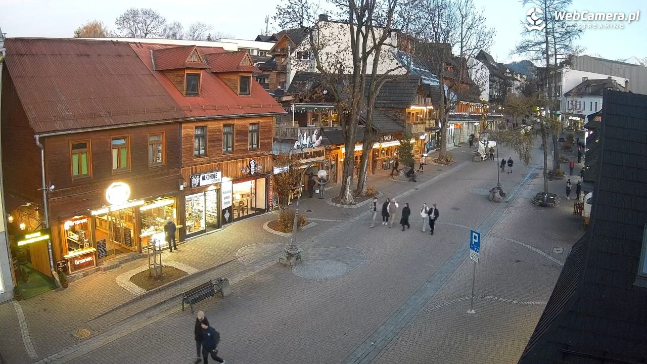 Krupówki Dolne - widok na deptak - 05 listopad 2025, 16:23