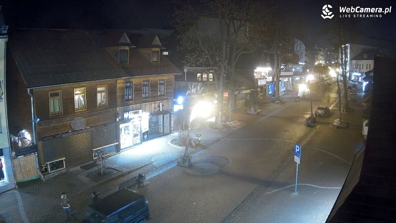 Krupówki Dolne - widok na deptak - 21 grudzień 2025, 23:07