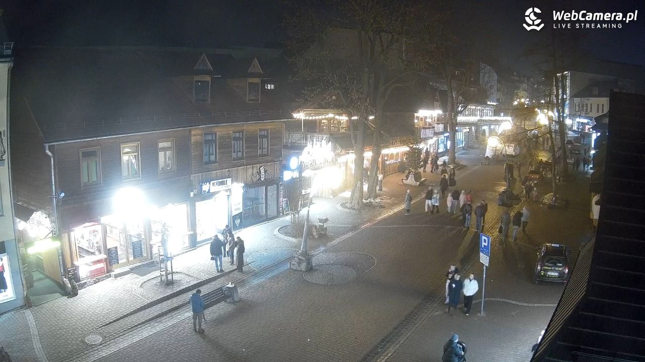 Krupówki Dolne - widok na deptak - 21 grudzień 2025, 20:53