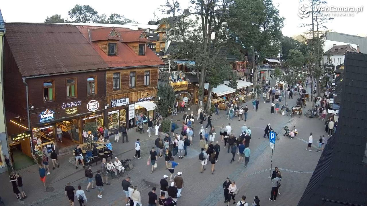 Krupówki Dolne - widok na deptak - 13 sierpień 2026, 19:32