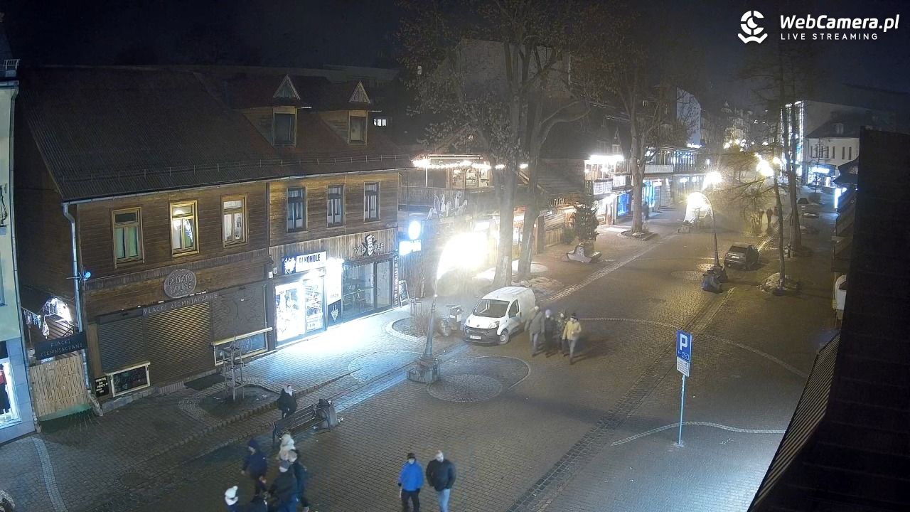 Krupówki Dolne - widok na deptak - 21 grudzień 2025, 22:36
