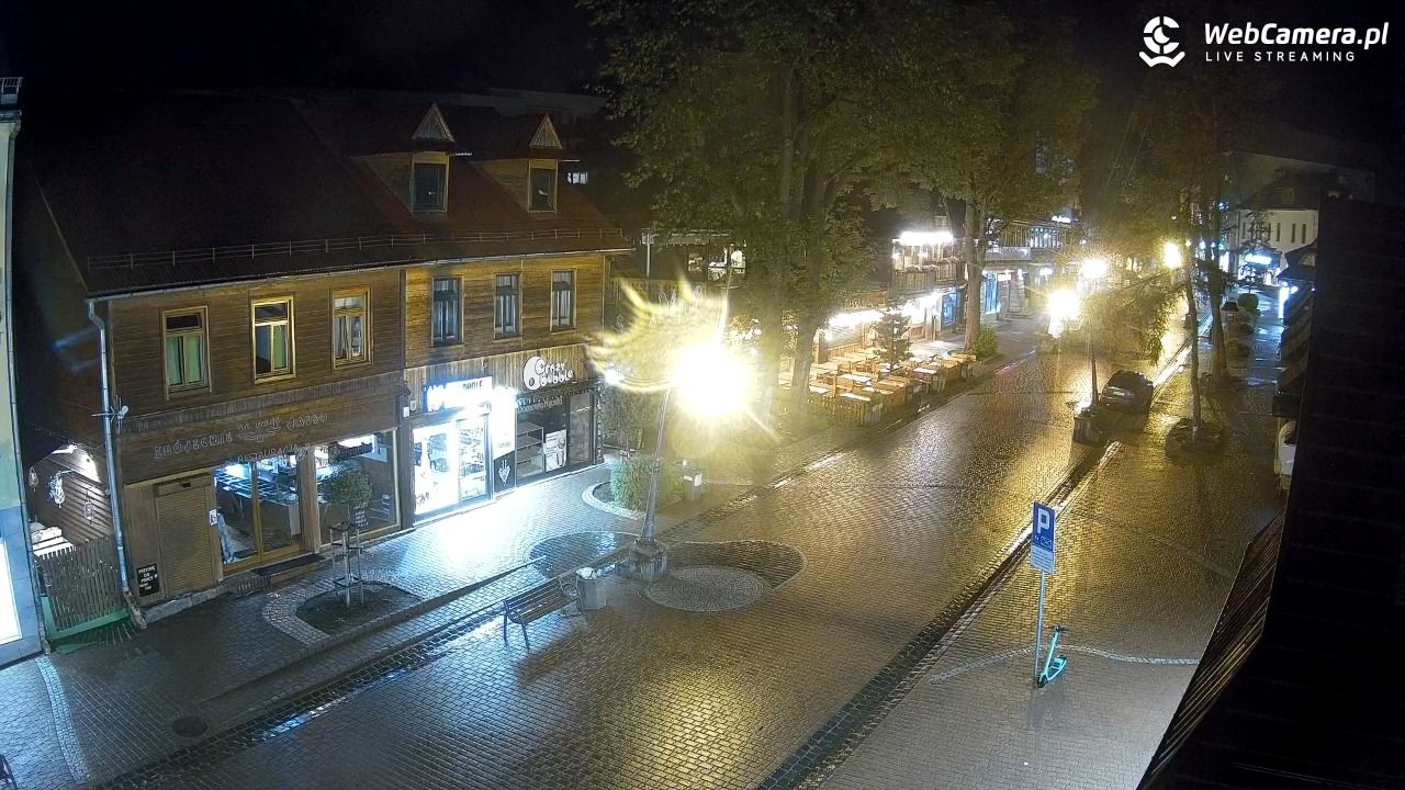 Krupówki Dolne - widok na deptak - 24 lipiec 2025, 23:03