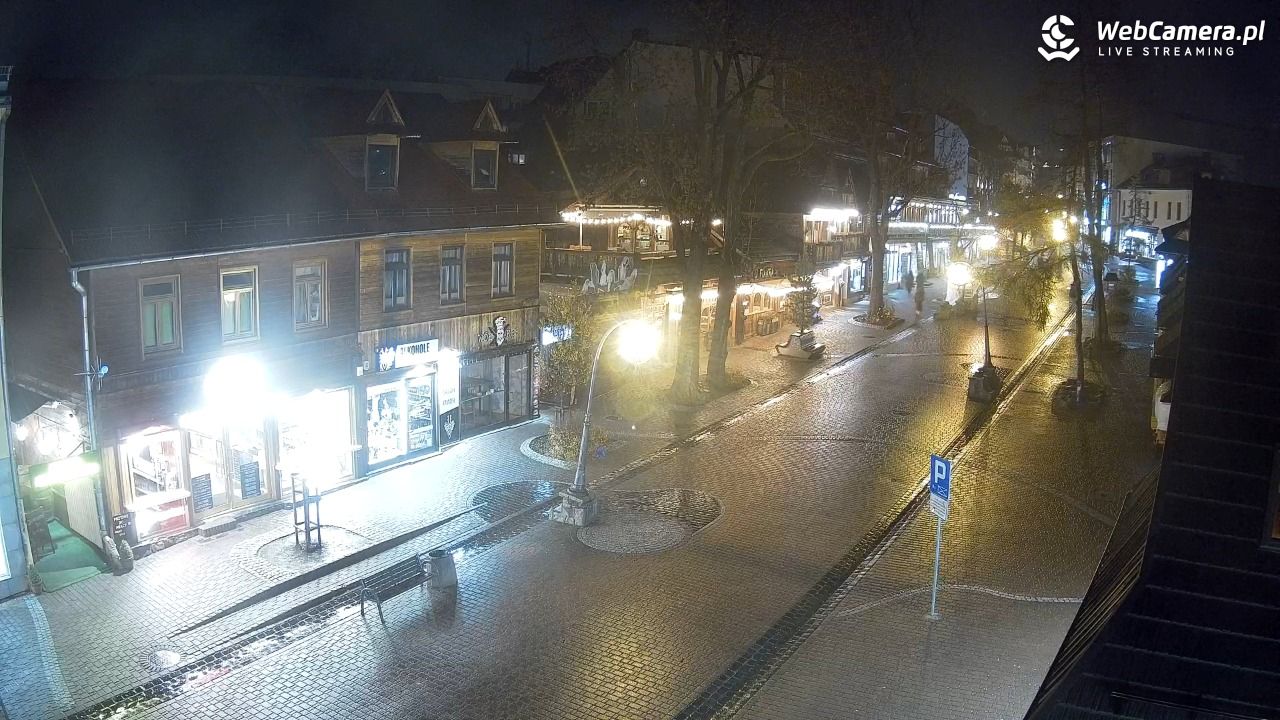 Krupówki Dolne - widok na deptak - 03 listopad 2025, 19:57