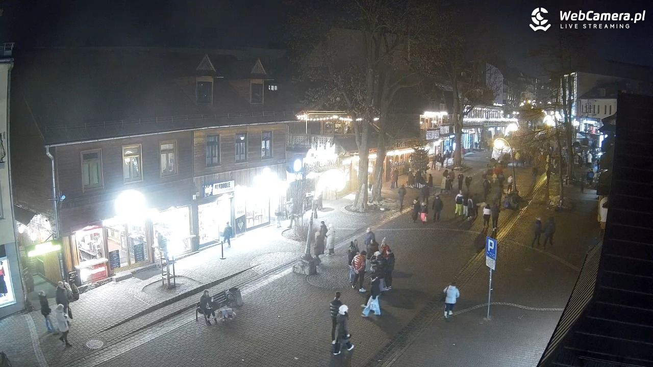 Krupówki Dolne - widok na deptak - 21 grudzień 2025, 19:47