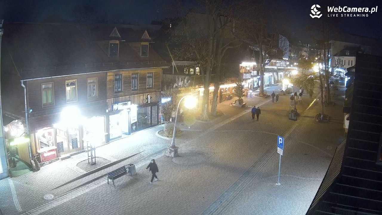 Krupówki Dolne - widok na deptak - 05 listopad 2025, 18:35