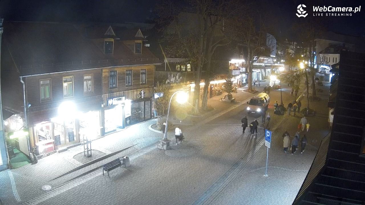 Krupówki Dolne - widok na deptak - 04 listopad 2025, 19:00