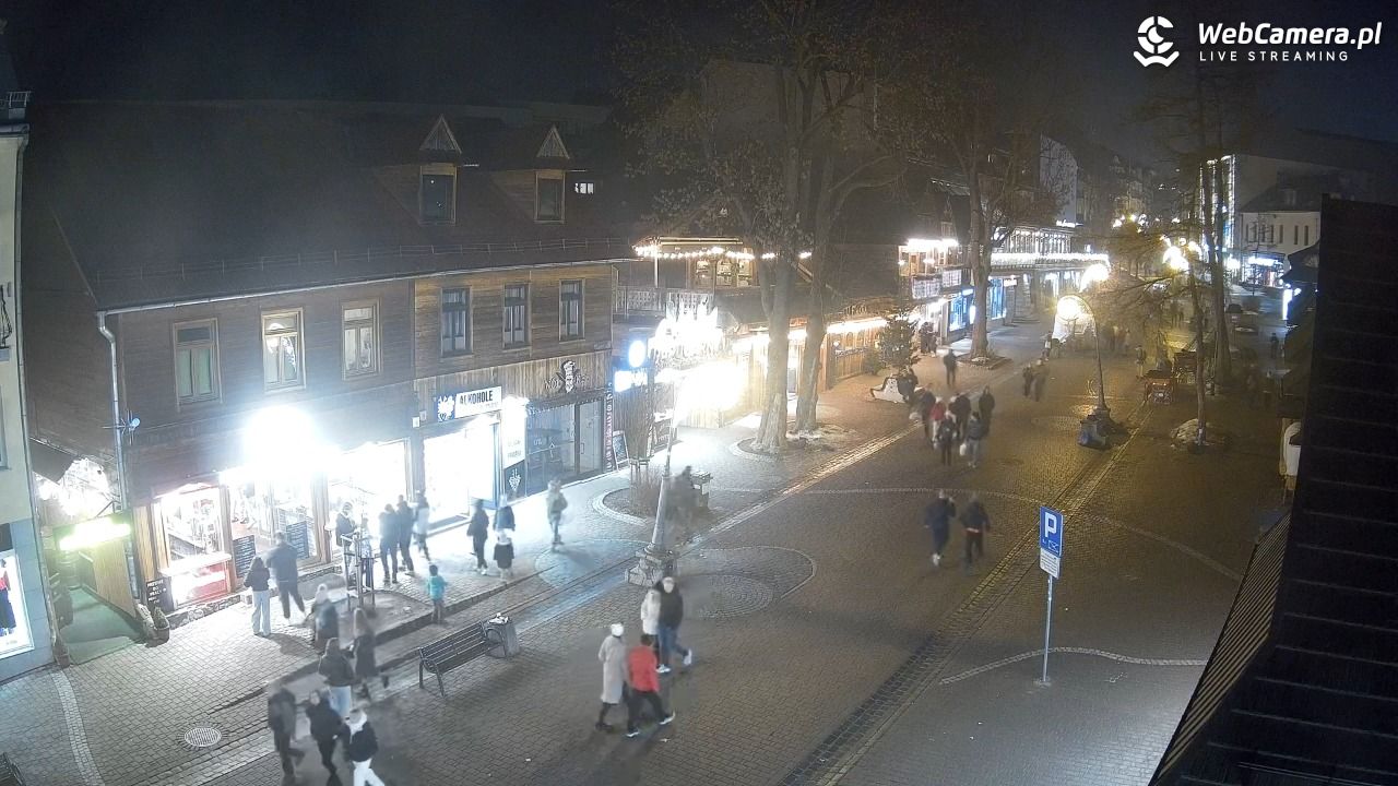 Krupówki Dolne - widok na deptak - 21 grudzień 2025, 21:04