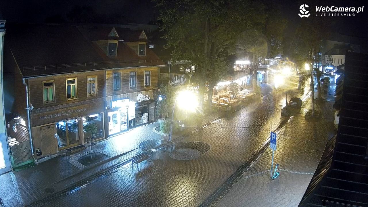 Krupówki Dolne - widok na deptak - 24 lipiec 2025, 22:58