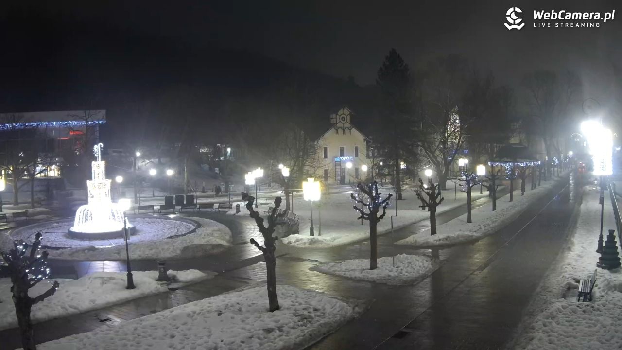 Krynica-Zdrój - widok na deptak - 07 luty 2026, 19:11
