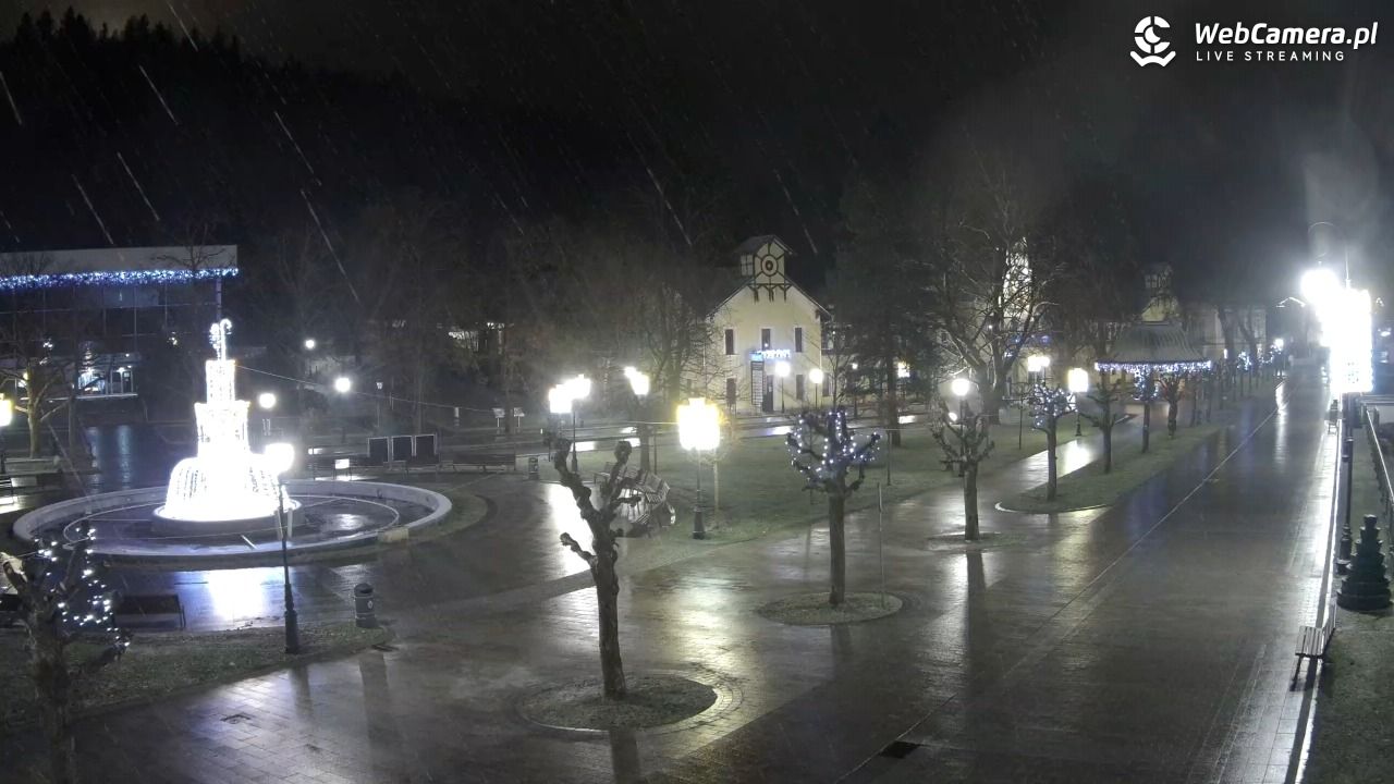 Krynica-Zdrój - widok na deptak - 23 grudzień 2025, 21:53