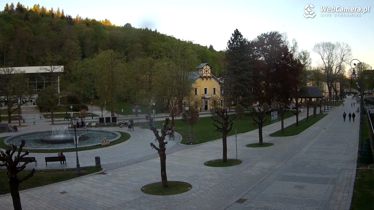 Krynica-Zdrój - widok na deptak - 10 maj 2026, 19:19