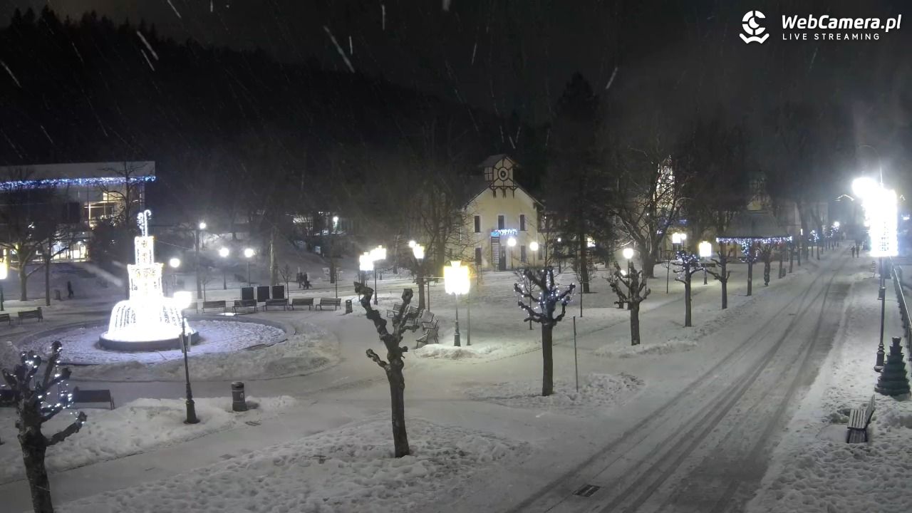 Krynica-Zdrój - widok na deptak - 08 luty 2026, 19:27