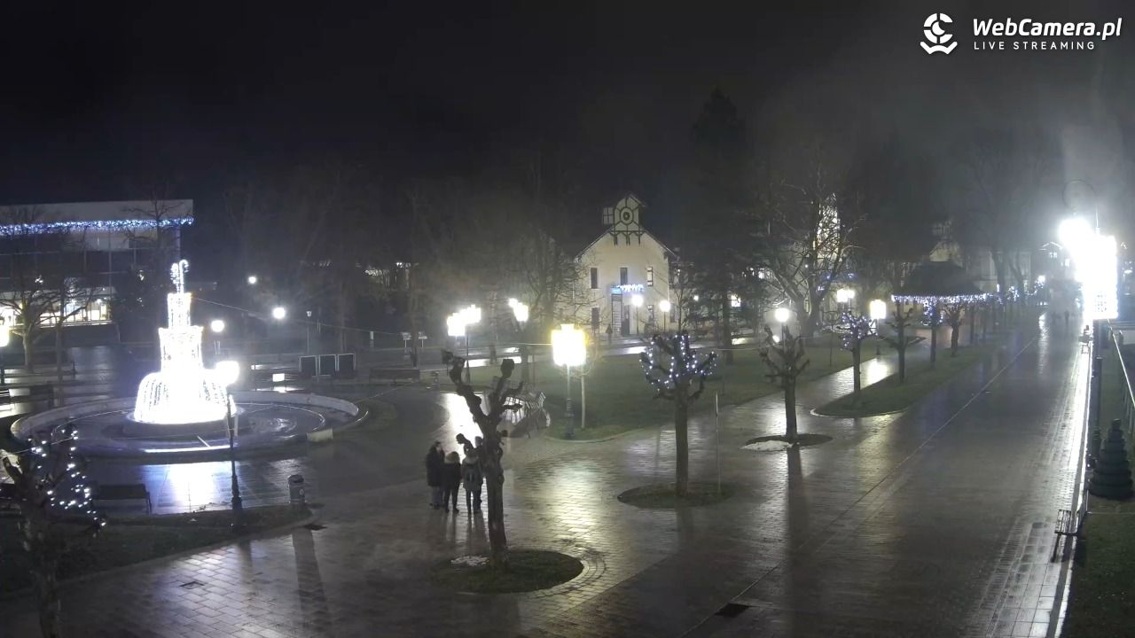 Krynica-Zdrój - widok na deptak - 21 grudzień 2025, 17:20