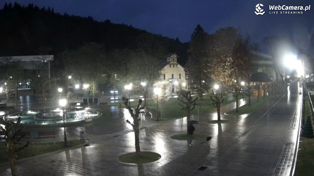 Krynica-Zdrój - widok na deptak - 08 maj 2026, 20:37