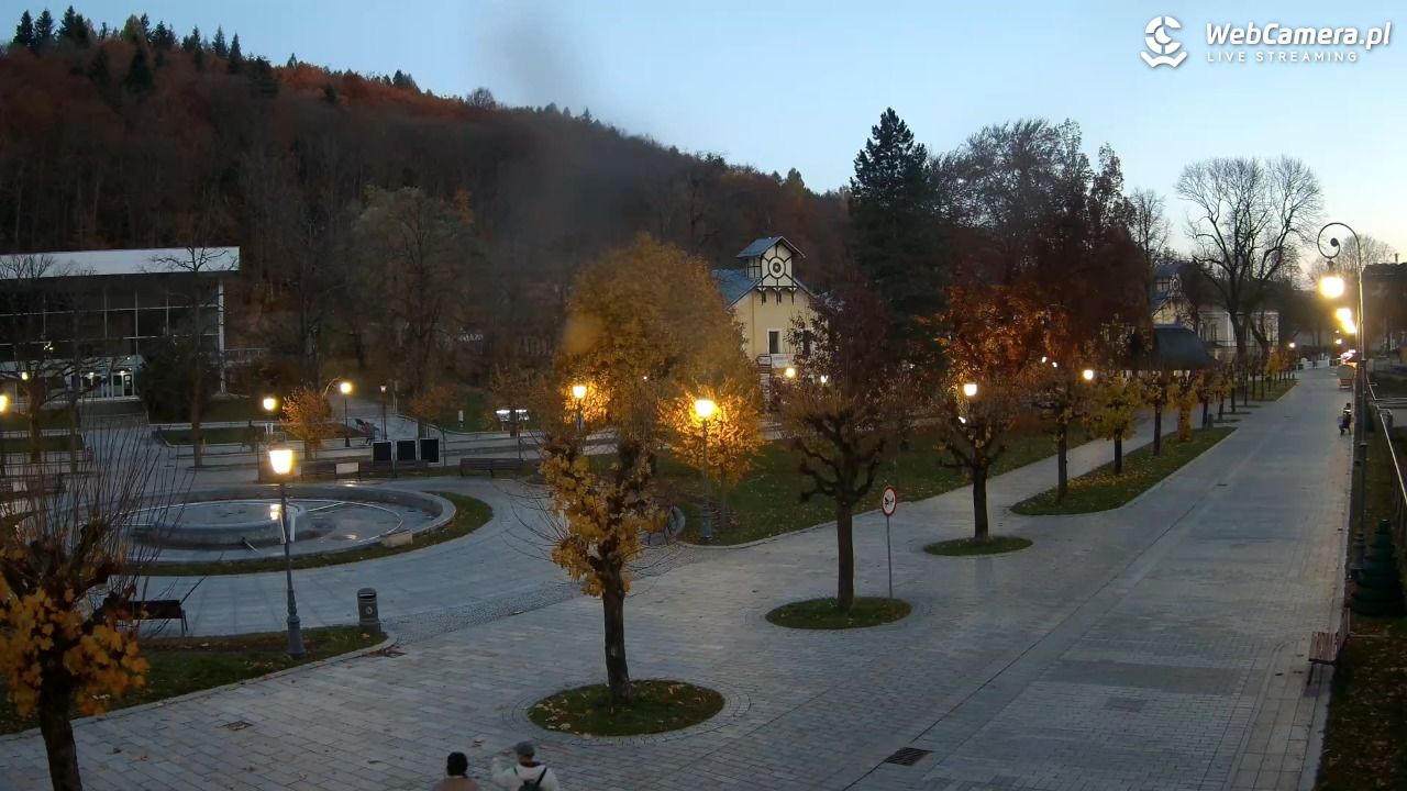 Krynica-Zdrój - widok na deptak - 01 listopad 2025, 16:34