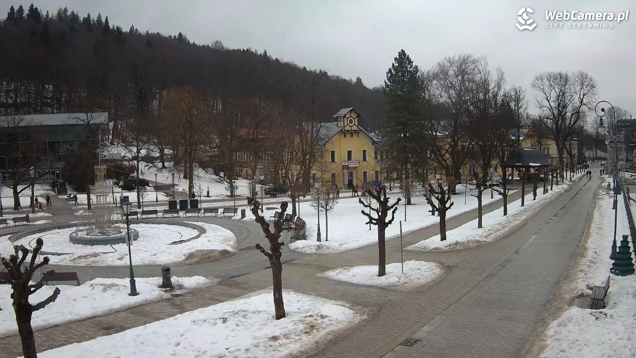 Krynica-Zdrój - widok na deptak - 08 luty 2026, 13:38