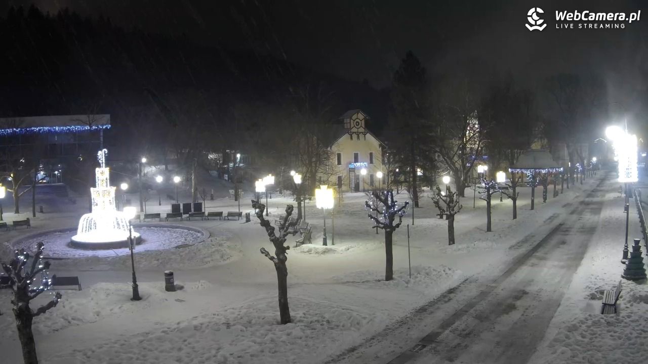 Krynica-Zdrój - widok na deptak - 08 luty 2026, 22:03