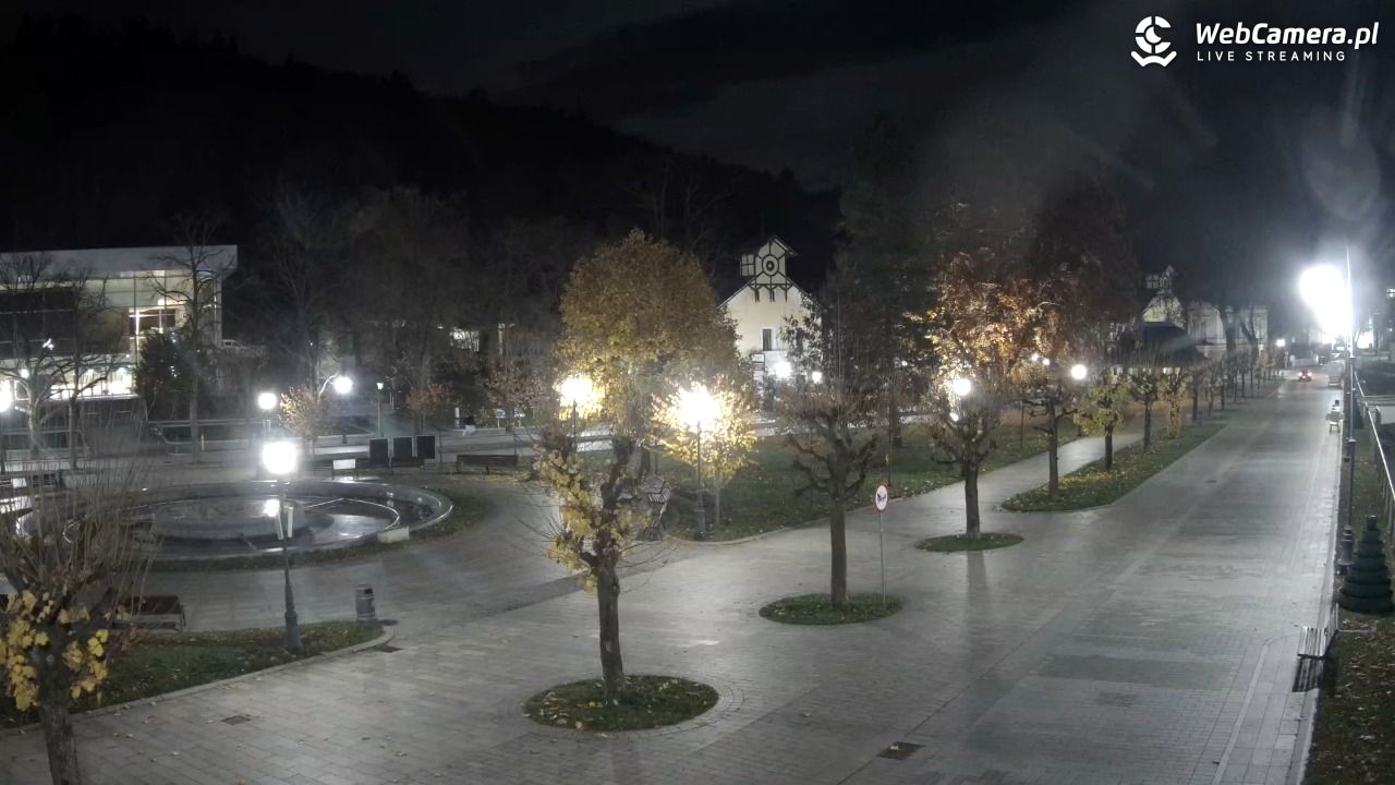 Krynica-Zdrój - widok na deptak - 02 listopad 2025, 18:47