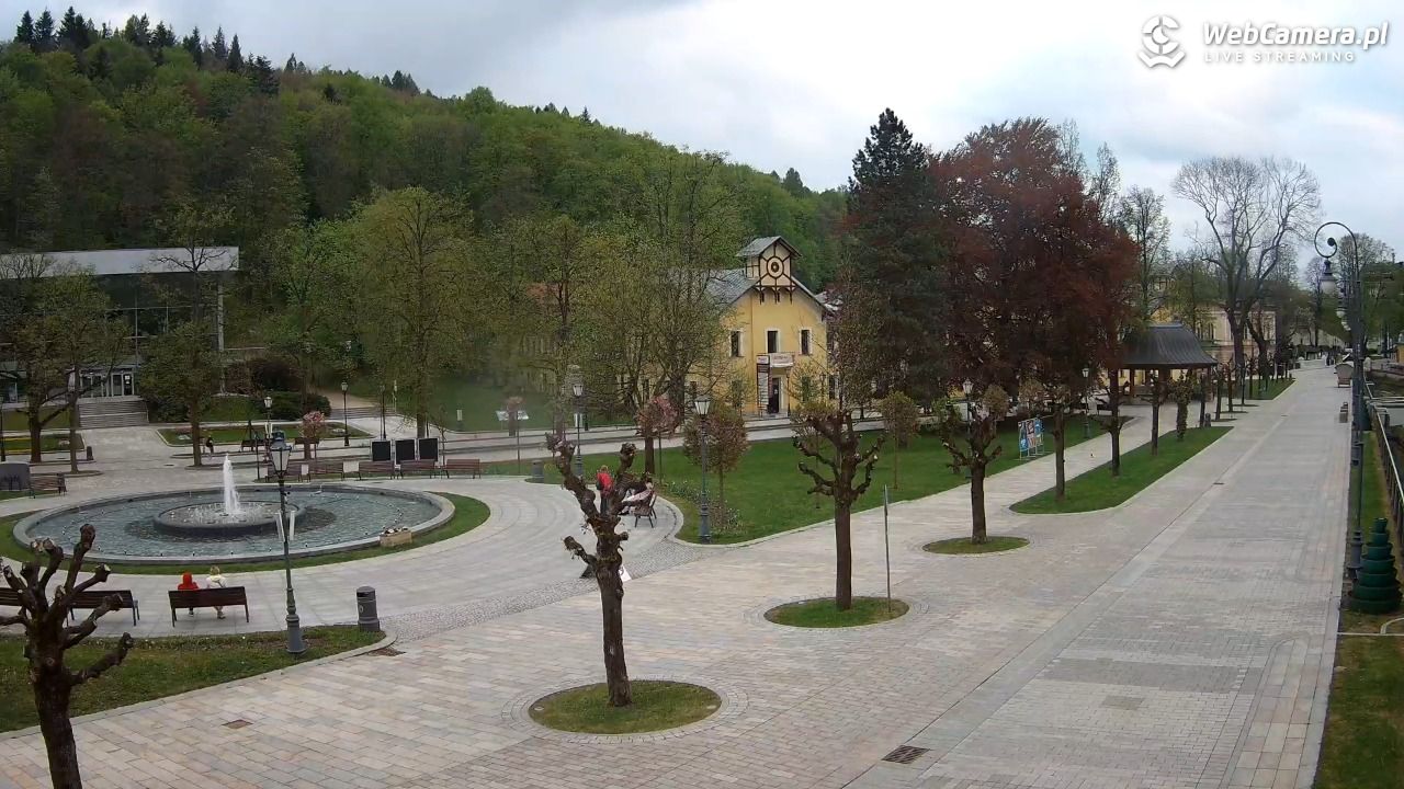Krynica-Zdrój - widok na deptak - 09 maj 2026, 19:29