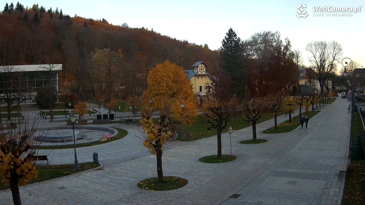 Krynica-Zdrój - widok na deptak - 01 listopad 2025, 15:53