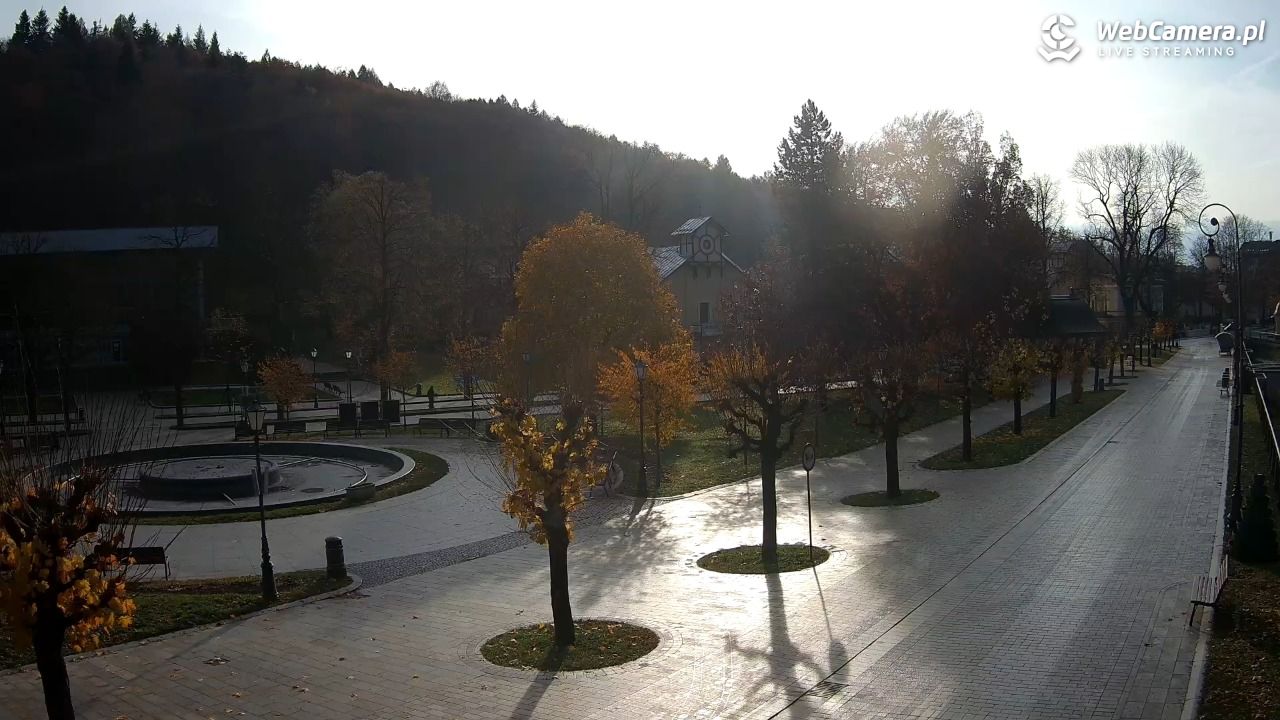 Krynica-Zdrój - widok na deptak - 02 listopad 2025, 08:43