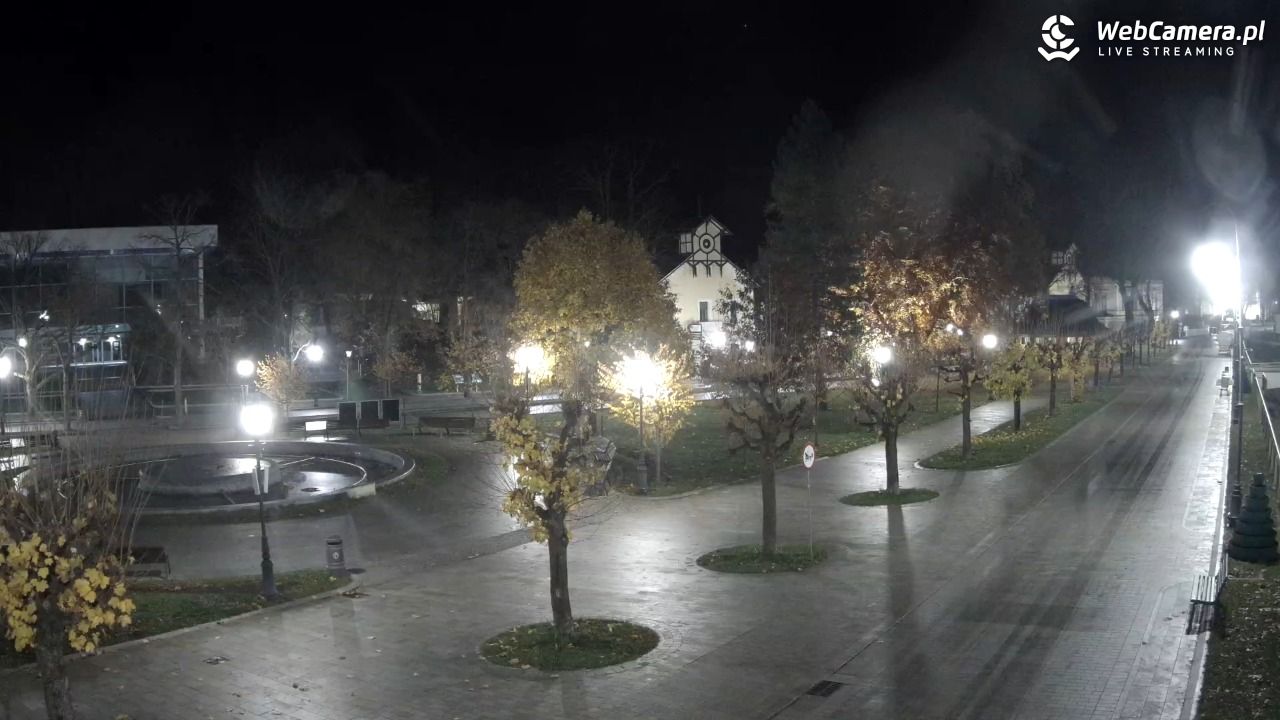 Krynica-Zdrój - widok na deptak - 02 listopad 2025, 01:02