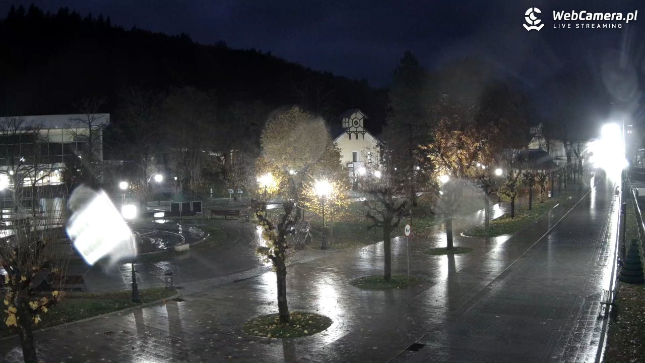 Krynica-Zdrój - widok na deptak - 03 listopad 2025, 16:51